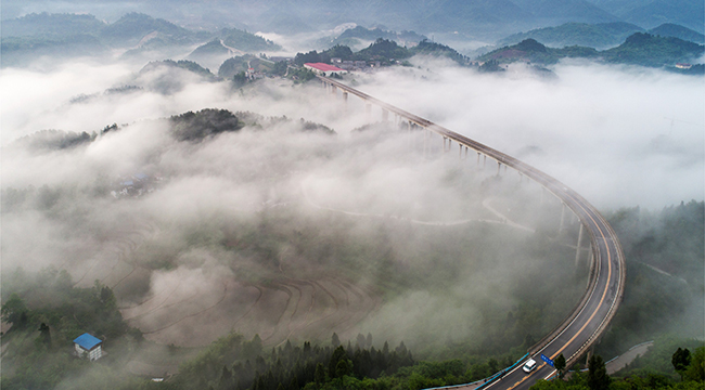 航拍雲霧裏的“網紅橋”——重慶周家山大橋
