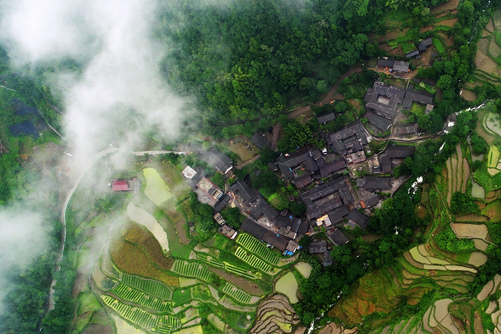 【“飛閱”中國】航拍雲霧下的重慶古村落 古橋流水慢時光
