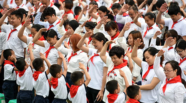 大手牽小手&mdash;&mdash;重慶400位家長為孩子佩戴第一條紅領巾