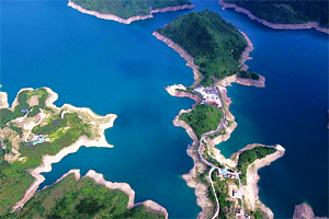 【&ldquo;飛閱&rdquo;中國】航拍深山&ldquo;藍寶石&rdquo;重慶清水湖