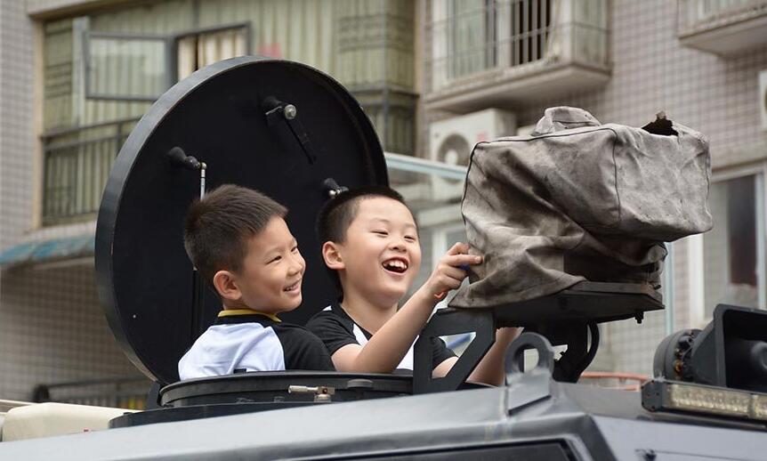 重慶：慶六一 萌娃&ldquo;闖&rdquo;特警隊