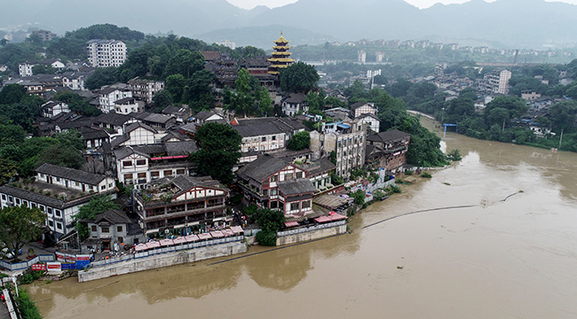 航拍今夏重庆首个洪峰过境 磁器口最高水位达181.7米