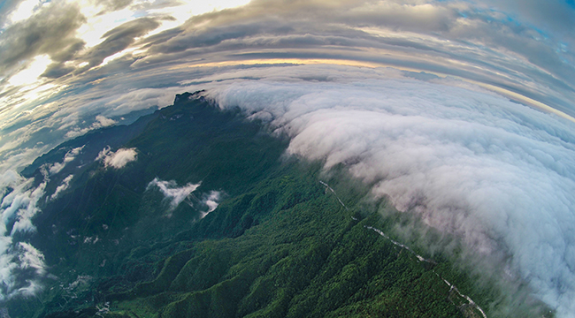 航拍夏日初晴時刻的金佛山 雲挾群山顯瑰麗