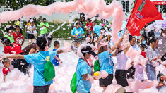 彩色泡泡秀把奇幻帶進大山