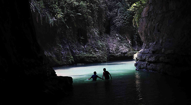 重慶持續高溫 市民峽谷享清涼