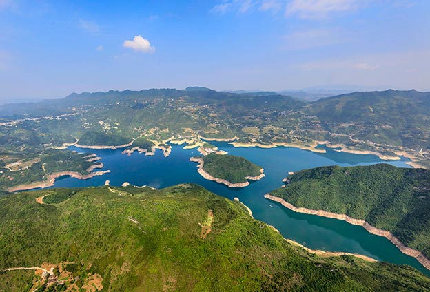 挖掘生态资源,打造生态旅游。得天独厚的生态资源和自然风光是云阳的最宝贵财富。近年来,云阳深度挖掘生态旅游资源,按照景区景点、全域全季的发展思路,全力将旅游业打造成为战略性支柱产业。近3年,全县旅游人次年均增长50%以上,2017年迈入1500万人次俱乐部。龙缸景区先后推出云端廊桥、高山生态湖泊、万亩高山草场等优质景点引爆旅游市场,成为全国5A级景区创建经典之作。普安乡世界级恐龙化石群惊艳面世,弥补了侏罗纪恐龙演化的空白。张飞庙、三峡梯城4A级景区是长江三峡游重要目的地。乡村旅游月月有活动,季季有高潮
