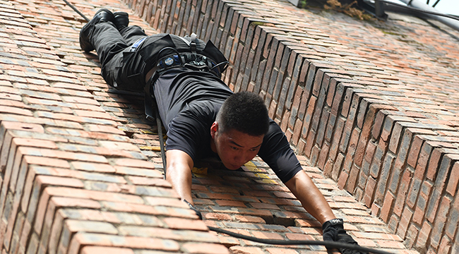 重慶特警高溫天氣苦練實戰技能