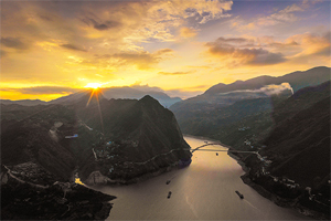 【“飞阅”中国】航拍长江巫峡 俯览光影巫山