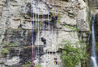 重慶金佛山百米絕壁上演&ldquo;飛檐走壁&rdquo;