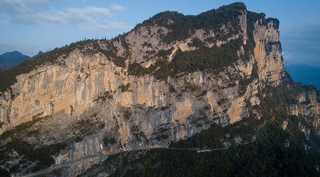 航拍重慶&ldquo;懸崖天路&rdquo; 一側便是懸崖峭壁