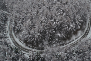 立冬日航拍重慶梨子坪飛雪 秋山變雪林