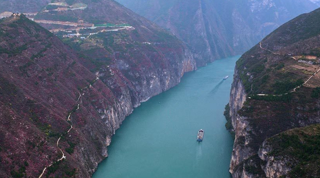 山水夔門徐徐開 三峽紅葉入畫來