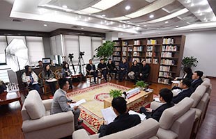 新闻圆桌现场