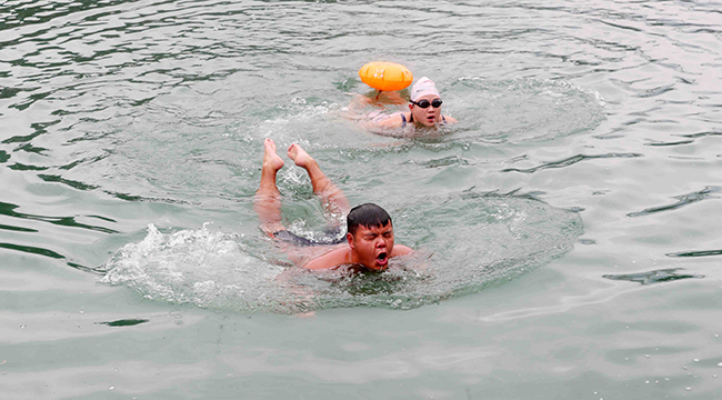冬泳愛好者暢遊阿蓬江 享受冬泳樂趣