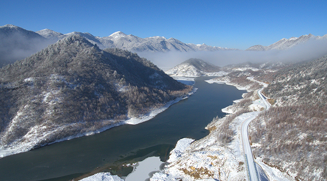 无人机航拍雪后红池坝 群山覆雪云雾笼罩