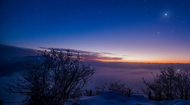 腊月瞿塘别样美 隆冬积雪披白裳