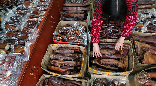 重慶黔江：煙熏臘肉年味濃