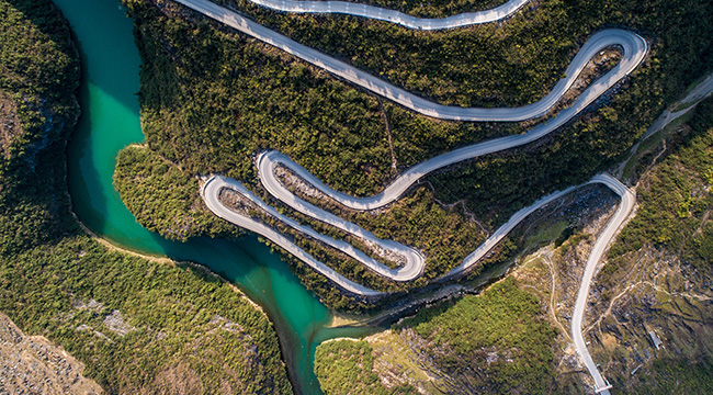 航拍重慶酉陽盤山公路 暢通山區&ldquo;血脈&rdquo;造就美麗風景