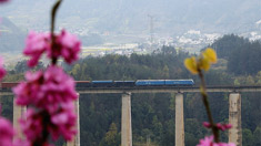 重慶大山深處交通美景入畫來