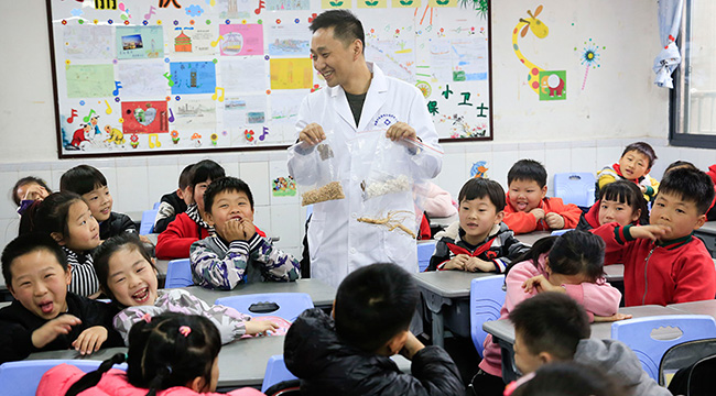 家長&ldquo;微課堂&rdquo; 攜手促成長