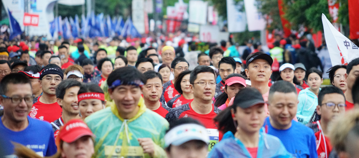 3月31日，2019重庆国际马拉松赛在重庆南滨公园鸣枪开跑，上万名马拉松爱好者一起奔跑。