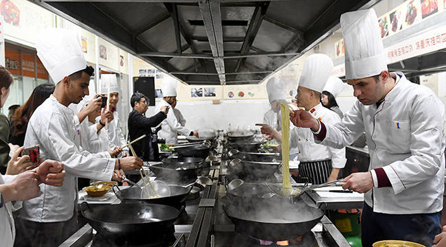 美食誘惑 外國人來渝學挑小面