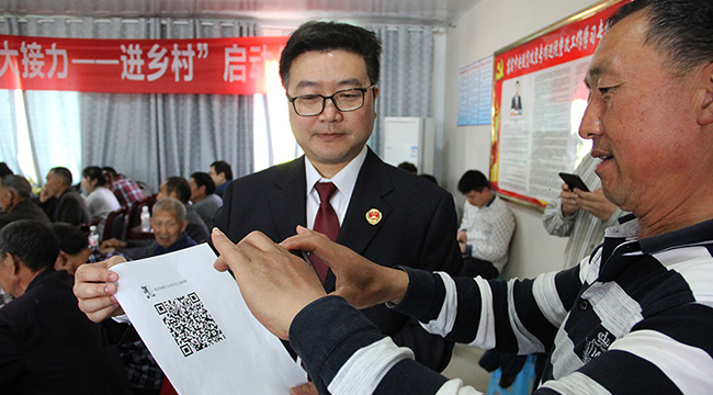 三十度高溫下，他們把法律知識送到村民家門口