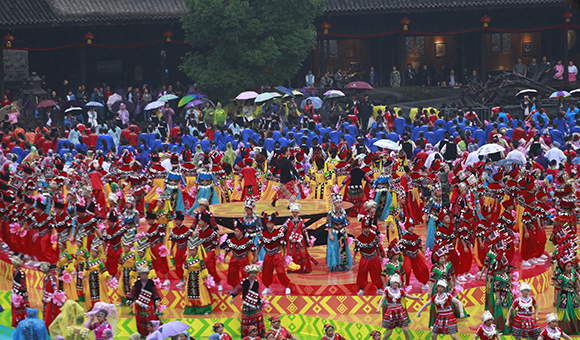 第八届中国乌江苗族踩花山节开幕式现场