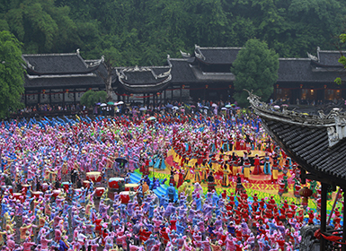 万人共舞踩花山