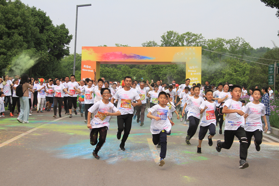 千人共享彩跑樂趣