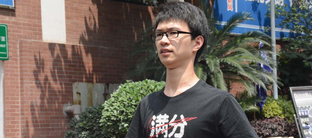 一名考生身着印有“满分”字样的衣服，为自己打call