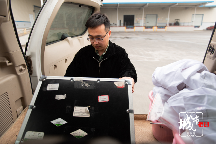 今年32岁的李广，是重庆市生态环境局辐射站的辐射环境监测工作人员。“我做这行已经4年多了，每次进行监测前，我们都会对携带的设备仪器进行仔细的检查和调试，保证监测过程万无一失。”新华网 耿骏宇 摄 陈雨 孙丽雯 文