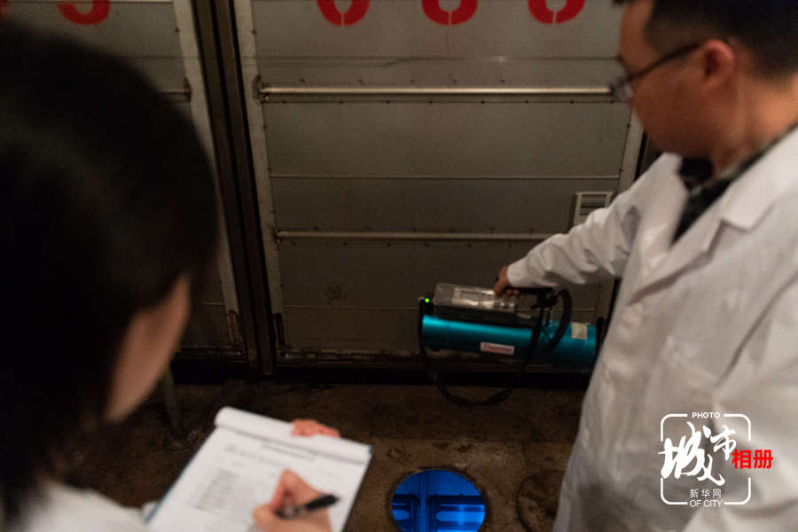 为获取放射源贮源井的辐照参数，李广和同事需要在贮源井上方进行监测，并记录监测数据，查看屏蔽效果是否符合标准。新华网 耿骏宇 摄 陈雨 孙丽雯 文
