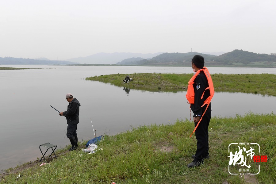 两年前，程永彬弃船上岸，加入长江重庆江津段护渔志愿队，从渔民成了一位保护生态的护鱼队员。新华网 李相博 摄 陈雨 文
