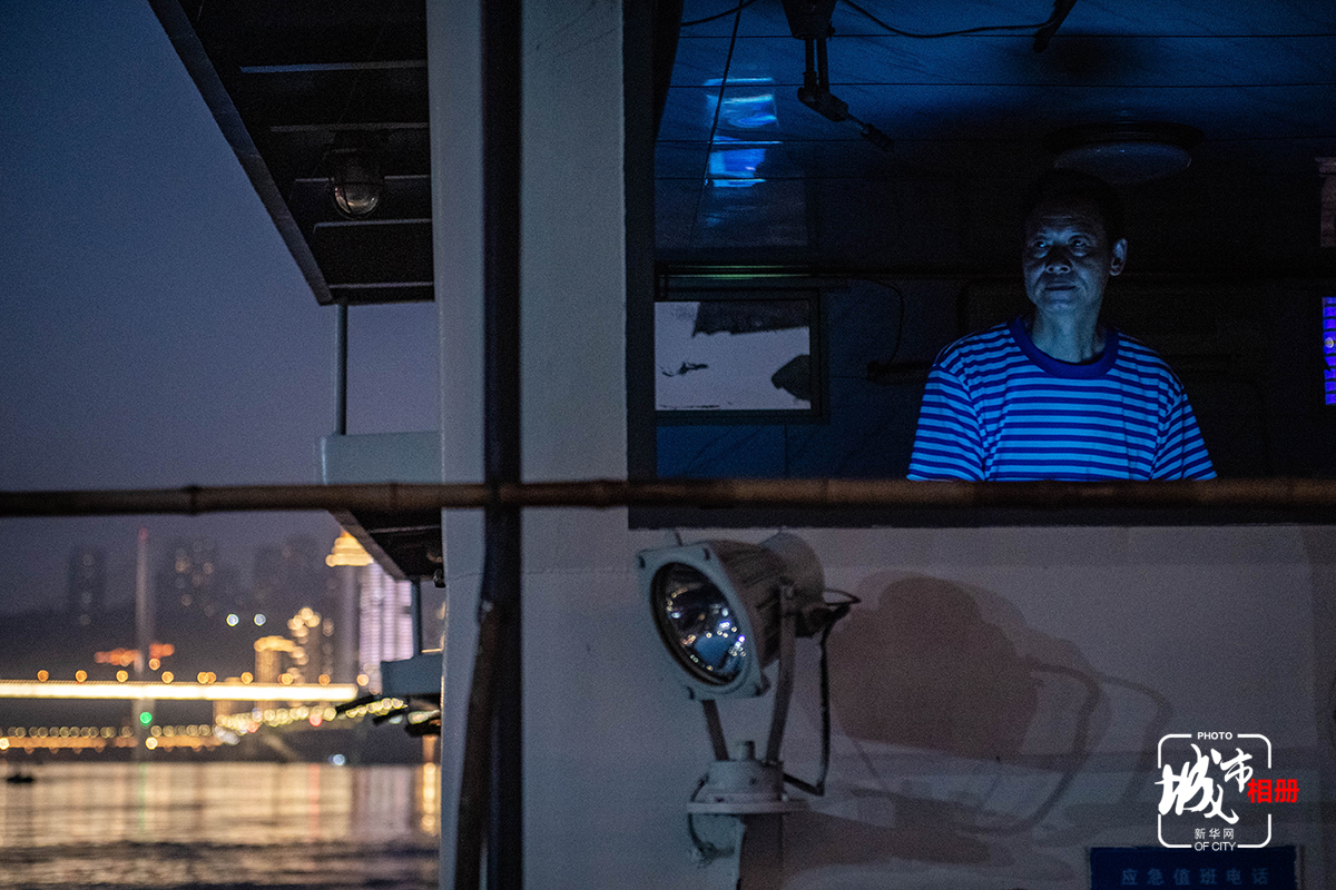 正在驾驶工作艇的柯明贵今年53岁了，已守护嘉陵江航道32年。如今他是重庆市嘉陵江航道管理处石马河航道站站长，带领8位航道工守护着这15公里航道的安全。新华网 李相博 摄