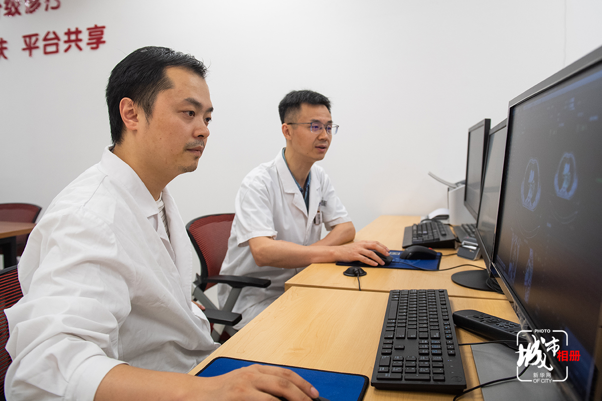 在重庆市肿瘤医院，通过精准云区域放射治疗协作平台，不仅让偏远地区的患者能获得一流专家的诊疗，改善生活质量，也成为城乡医疗人才缩小差距的一条通道。一个个的智能“果实”，在提升重庆人民生活品质的同时，也给这座城市铺就了一条发展的高速通道。新华网 李相博 摄