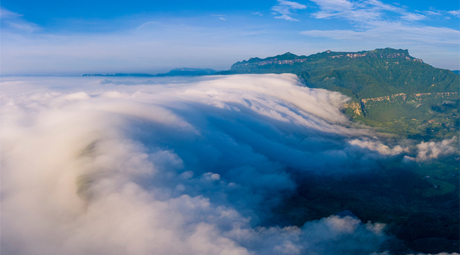 航拍重慶金佛山雲瀑 一瀉千裏氣勢恢宏
