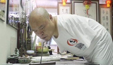 落筆成蠅：無手畫師筆下的點滴世界