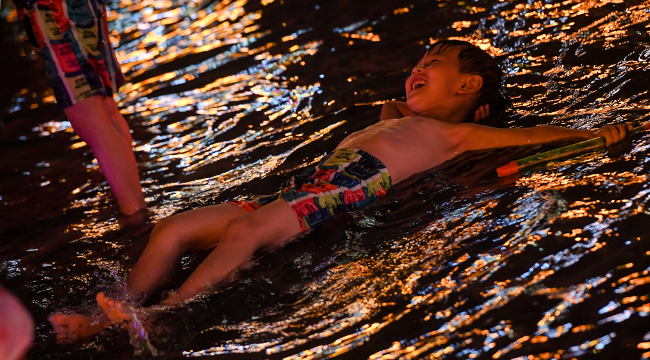 酷暑山城夜 戲水覓清涼