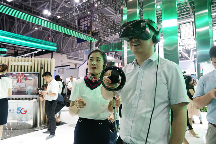 5G+VR展区，观众正在体验VR设备。新华网 张免 摄