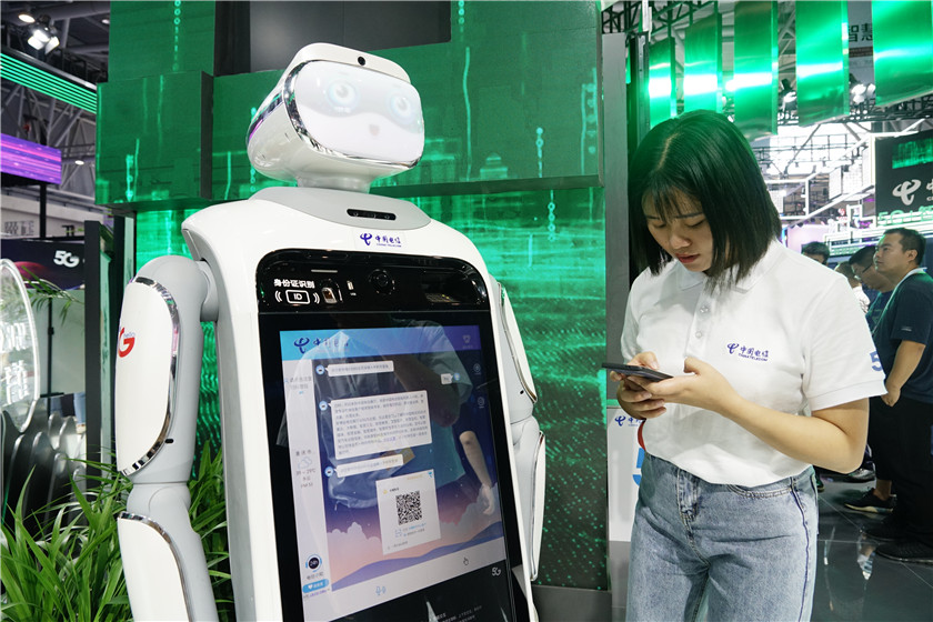 中国电信智能机器人小知，电信客户服务智能专家，能帮助用户查询话费、查流量、办理业务。新华网 张免 摄