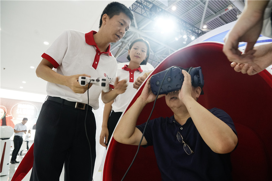 中行5G生活馆，观众正在体验VR设备。新华网 张免 摄