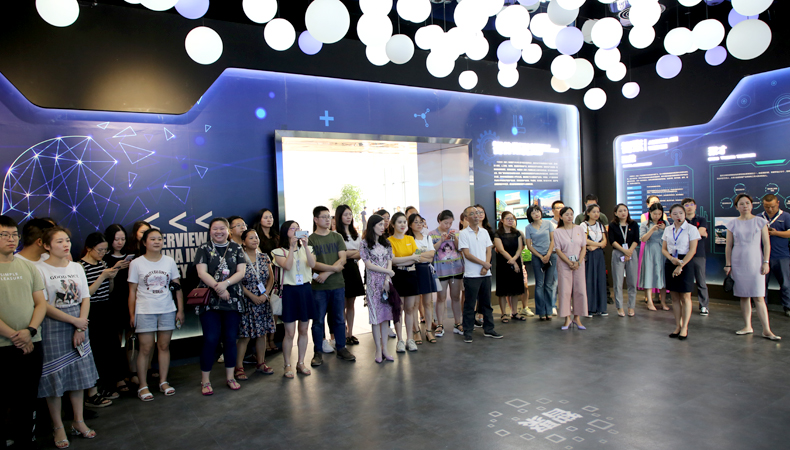 企业代表参观中国智谷（重庆）科技园展示馆