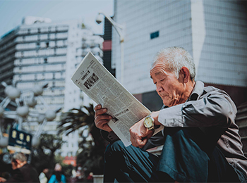 街头看报老人（组图）