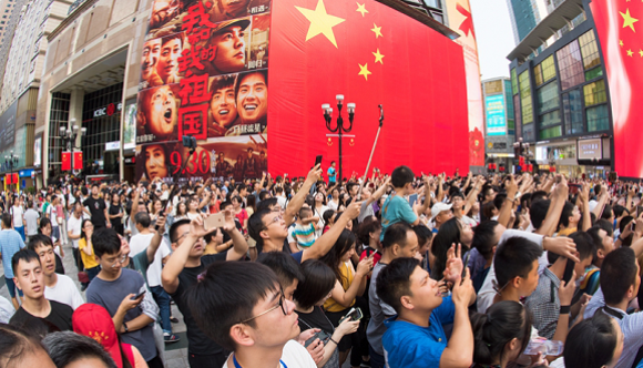 在解放碑，定格&ldquo;重慶式&rdquo;深情告白