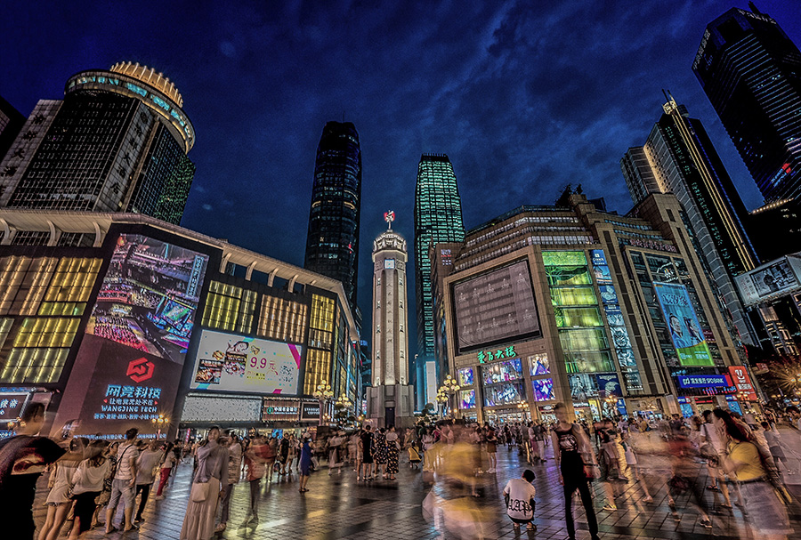 東風夜放花千樹 人如織、燈如雨