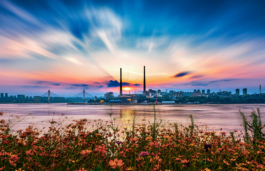 夕陽熏細草 江流浸晚霞