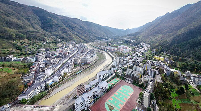 航拍城口坪坝镇 秦巴山里的乡镇新风貌