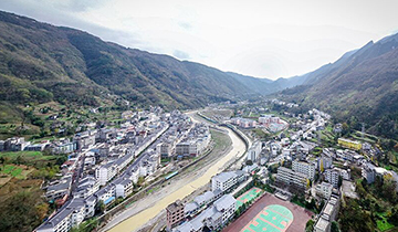 秦巴山里的乡镇新风貌