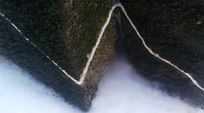 航拍重慶酉陽&ldquo;扶貧絕壁路&rdquo;
